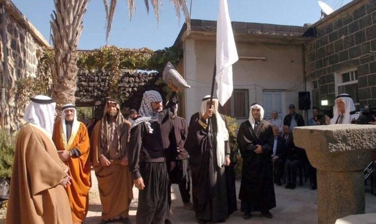 عاداتٌ وأصالة… وتقليد عقد الراية