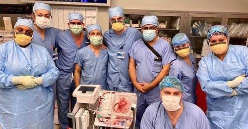  إسماعيل توفيق الخطيب مع فريقه الطبي من مركز “مايوكلينك”