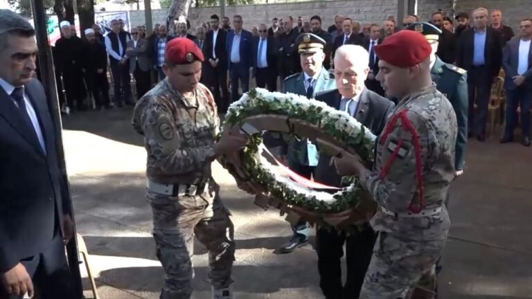 إكليل على ضريح الأمير مجيد أرسلان في عيد استقلال لبنان إكليل زهر على ضريح الأمير مجيد ارسلان