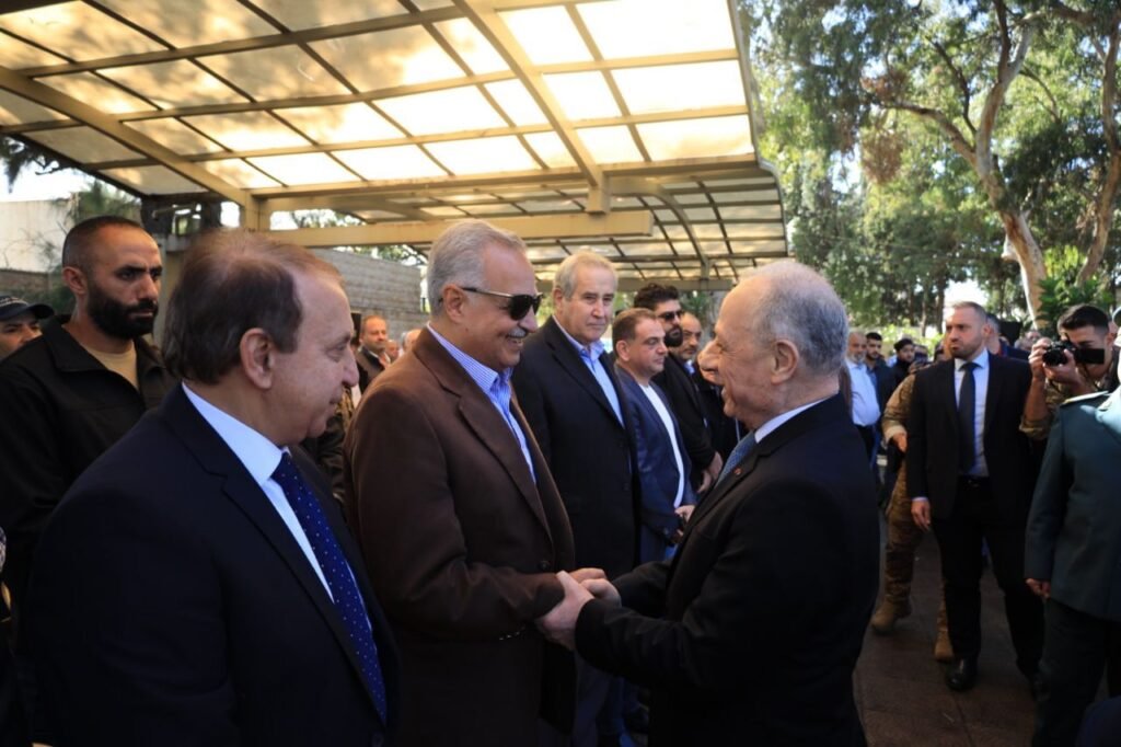 إكليل زهر على ضريح الأمير مجيد ارسلان