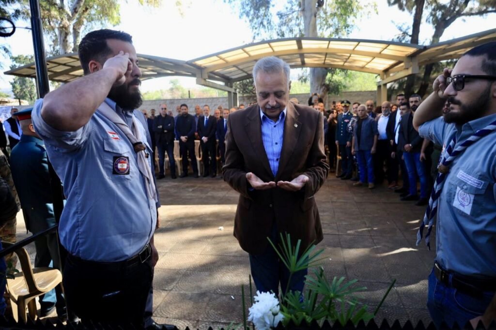 إكليل من الزهر على ضريح الأمير مجيد ارسلان