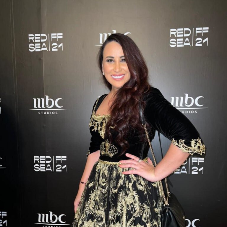 عتاب نعيم… رحلة فنية متعددة المجالات الفنانة عتاب نعيم