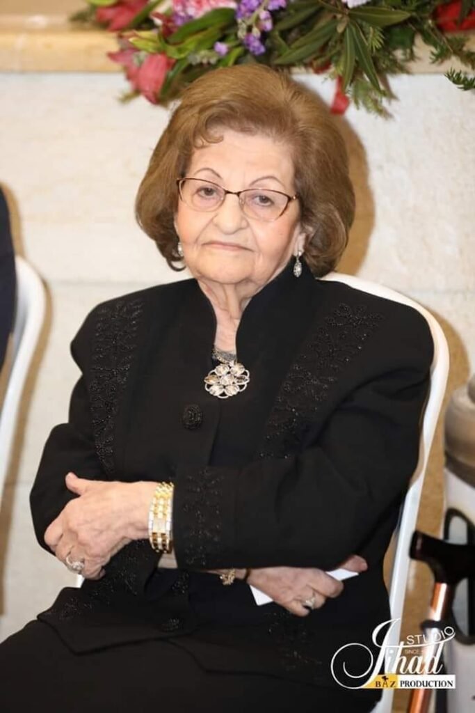 حياة النكدي مكرّمة في الجامعة اليسوعية