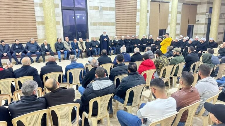شيخ العقل زار عين زحلتا وهنأ بالأعياد شيخ العقل زار عين زحلتا وهنأ بالأعياد