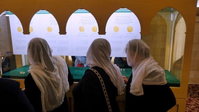 بالصور: قطع ذهبية من فترة الحكم الفاطمي في مقام النبي شعيب