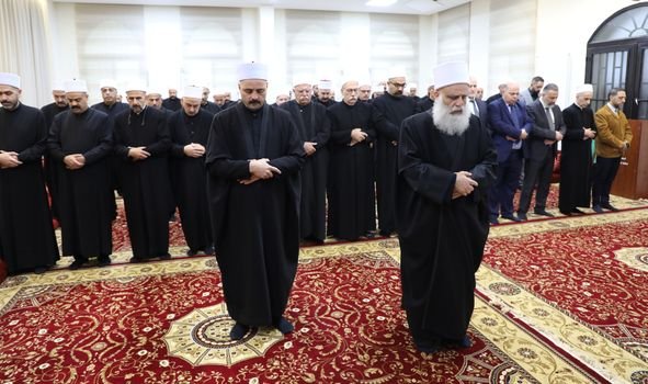 شيخ العقل يلقي خطبة عيد الفطر في مقام الأمير السيد شيخ العقل يلقي خطبة العيد في مقام الأمير السيد