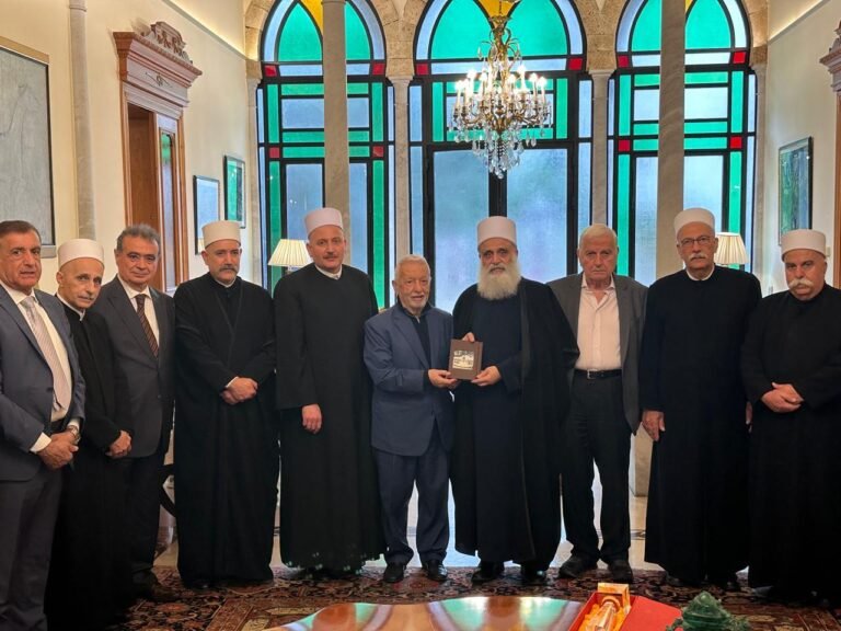 شيخ العقل في لبنان يكرّم رئيس مؤسسة التراث الدرزي سليم خير الدين شيخ العقل في لبنان يكرّم سليم خير الدين