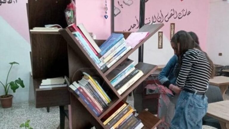 سيدة في السويداء تؤسس مشروعاً ثقافياً عبر مكتبة للقراءة والمطالعة سيدة في السويداء تؤسس مشروعاً ثقافياً عبر مكتبة للقراءة والمطالعة