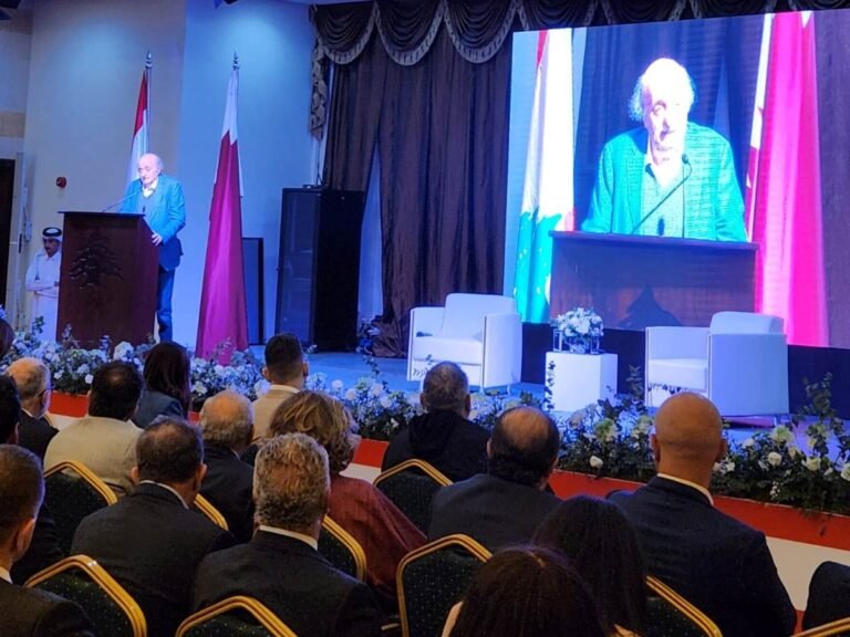 وليد جنبلاط يلتقي أبناء الجالية في قطر