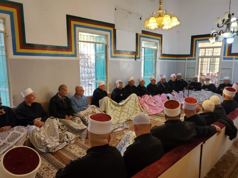 بالصور: لقاء روحي جامع في المقام الشريف بالصور: لقاء روحي جامع في المقام الشريف