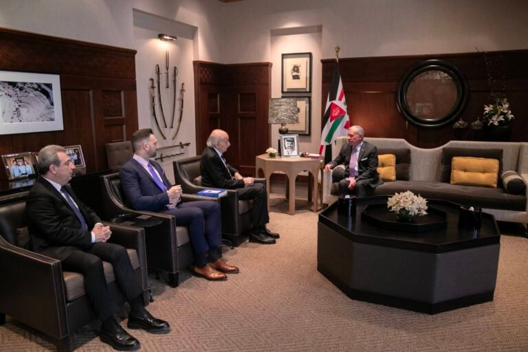 ملك الأردن استقبل وليد جنبلاط بحضور الصفدي ملك الأردن استقبل وليد جنبلاط بحضور الصفدي